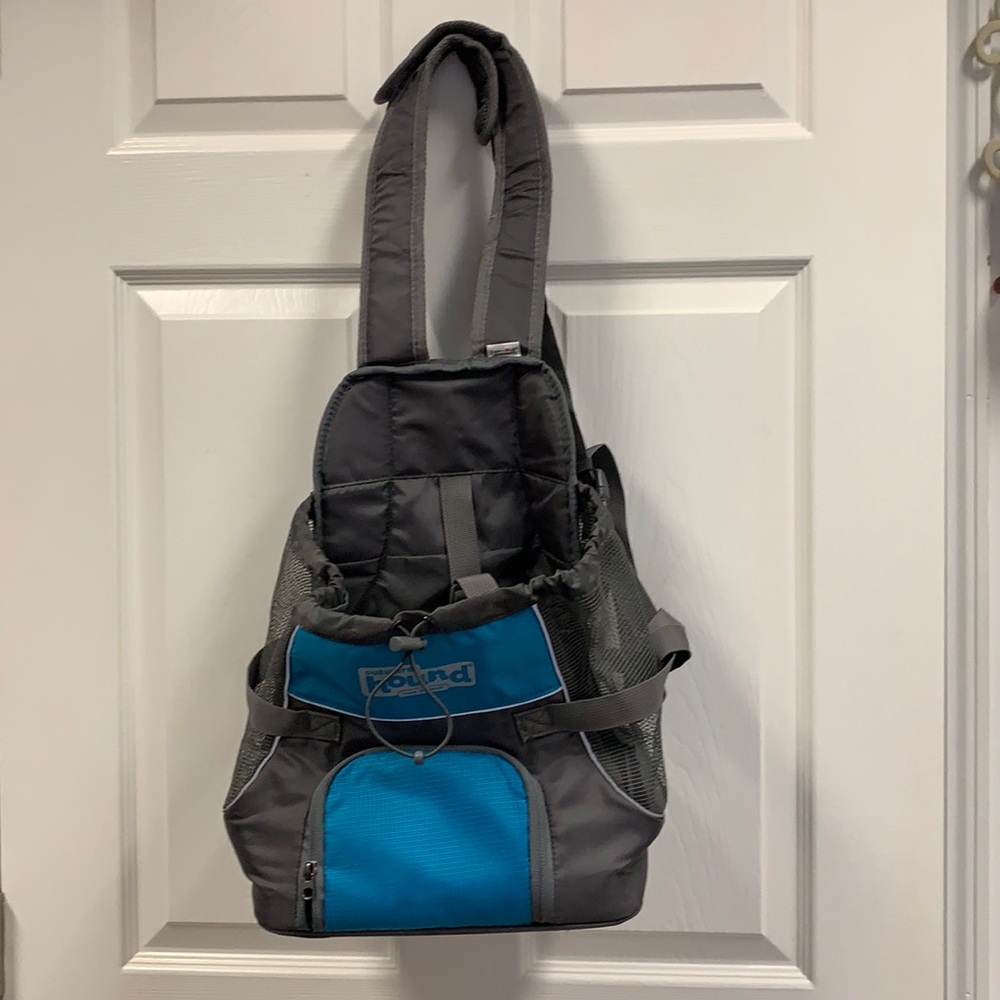 OUTWARD HOUND pet carrier/bag. Front or back carry